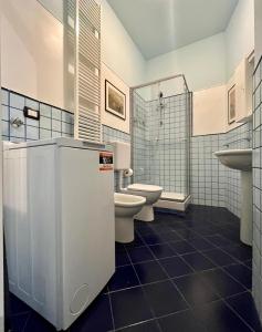 un bagno con due WC, una doccia e un lavandino di Home sweet Home-saliceto- a Bologna