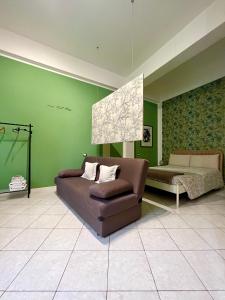 un soggiorno con un divano e un letto di Home sweet Home-saliceto- a Bologna