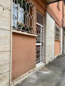 un edificio con finestra e grata di Home sweet Home-saliceto- a Bologna