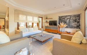 Telewizja i/lub zestaw kina domowego w obiekcie Cozy Home In Cala Ratjada With Wifi