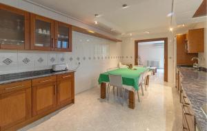Kuchnia lub aneks kuchenny w obiekcie Cozy Home In Cala Ratjada With Wifi