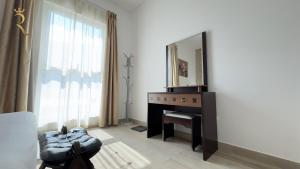 ein Wohnzimmer mit einem Spiegel und einem Schreibtisch in der Unterkunft Rodeo Retreat - Chic 1BR Apartment on Yas Island, Near Yas Mall in Abu Dhabi