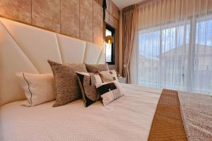 Giường trong phòng chung tại 云韵CloudYu现代轻奢独栋泳池别墅 酒店的配置 有早餐