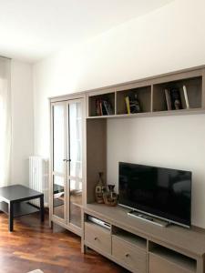 Μια τηλεόραση ή/και κέντρο ψυχαγωγίας στο Accomodo MIT67 Trivano Linate