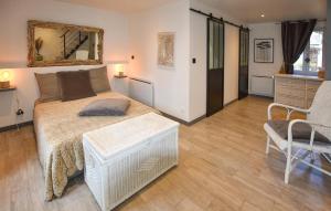 Ένα ή περισσότερα κρεβάτια σε δωμάτιο στο 1 Bedroom Stunning Home In Aiguèze