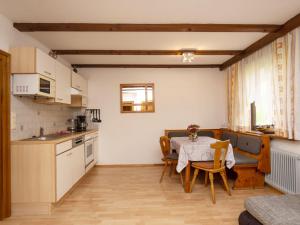 Kuchyňa alebo kuchynka v ubytovaní Apartment Tirol by Interhome