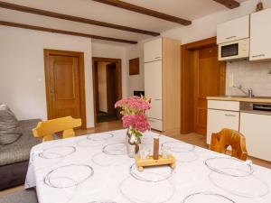 Kuchyňa alebo kuchynka v ubytovaní Apartment Tirol by Interhome
