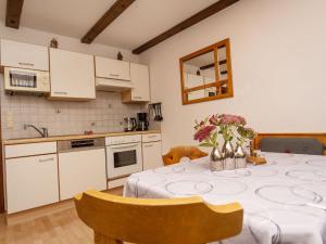 Kuchyňa alebo kuchynka v ubytovaní Apartment Tirol by Interhome
