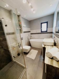 Ένα μπάνιο στο Opper luxury apartament