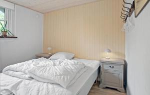 Awesome Home In Dannemare With Wifi客房内的一张或多张床位