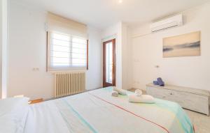 Łóżko lub łóżka w pokoju w obiekcie Cozy Home In Cala Ratjada With Wifi