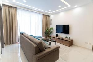 Televisor o centre d'entreteniment de Luxury 3BR in Marsascala with Balcony & Private Yard
