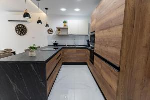 Cuina o zona de cuina de Luxury 3BR in Marsascala with Balcony & Private Yard