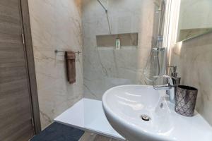 Bany a Luxury 3BR in Marsascala with Balcony & Private Yard