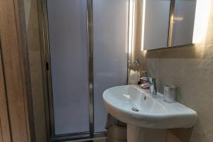 Bany a Luxury 3BR in Marsascala with Balcony & Private Yard