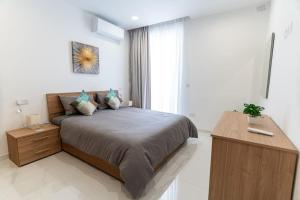 Llit o llits en una habitació de Luxury 3BR in Marsascala with Balcony & Private Yard