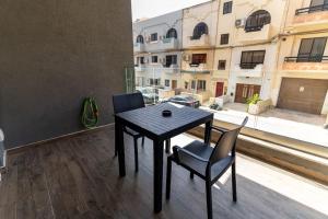 Balcó o terrassa a Luxury 3BR in Marsascala with Balcony & Private Yard