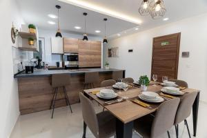 Cuina o zona de cuina de Luxury 3BR in Marsascala with Balcony & Private Yard