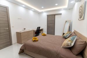 Llit o llits en una habitació de Luxury 3BR in Marsascala with Balcony & Private Yard