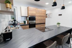 Cuina o zona de cuina de Luxury 3BR in Marsascala with Balcony & Private Yard
