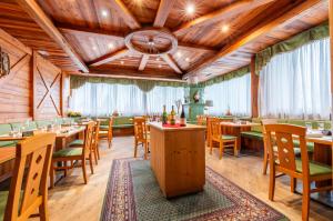 Restaurace v ubytování Alpine Mugon Hotel