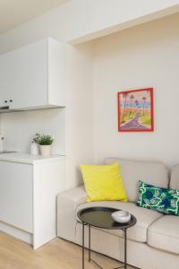a living room with a couch and a table at boat house - near Papafi metro station in Thessaloniki