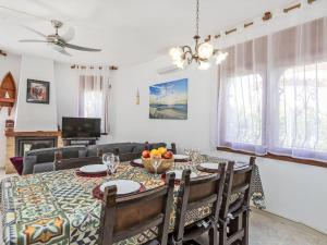 Televízia a/alebo spoločenská miestnosť v ubytovaní Villa Villa Barcelona by Interhome + 21 fotografií