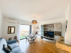 TV a/nebo společenská místnost v ubytování Joli T3 moderne avec vue imprenable sur la mer + 7 fotografií