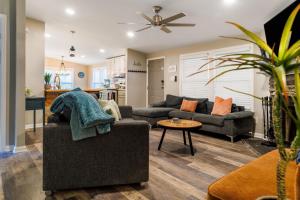una sala de estar con un sofá y una mesa en Franklin 4BR Escape, BBQ, Fire Pit, Sleeps 15, en Franklin