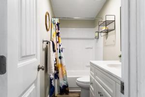 un baño con inodoro y lavabo en Franklin 4BR Escape, BBQ, Fire Pit, Sleeps 15, en Franklin 27 fotos más