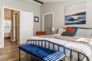 1 dormitorio con 2 camas y banco azul en Franklin 4BR Escape, BBQ, Fire Pit, Sleeps 15, en Franklin