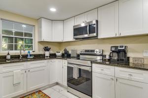 坦帕Tropical Tampa Home Pets Welcome!的配有白色橱柜和不锈钢器具的厨房