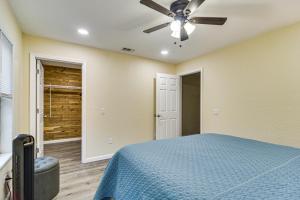 坦帕Tropical Tampa Home Pets Welcome!的卧室里有一张蓝色的床和一台吊扇
