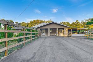 坦帕Tropical Tampa Home Pets Welcome!的车道前有围栏的房子