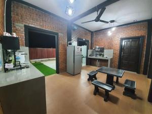 Kuchyň nebo kuchyňský kout v ubytování RumaMataAyer Homestay Islam Semabok Perdana - Melaka