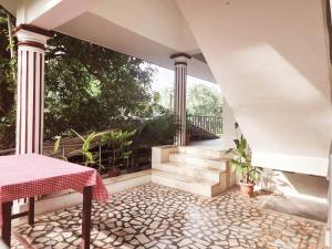 eine Terrasse mit Treppe und einem Tisch mit Tischdecke in der Unterkunft Cosy & homely full cottage in Kochi
