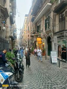 un grupo de personas caminando por una calle de la ciudad en Da Francy B&b, en Nápoles