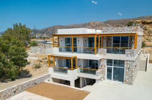 帕琉乔拉Meli apartments Paleochora的一座以山为背景的建筑中