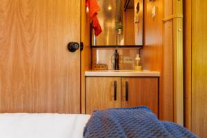 Postel nebo postele na pokoji v ubytování Cozy 1BR Airstream near Leipers Fork - Sleeps 3