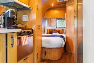 Kuchyň nebo kuchyňský kout v ubytování Cozy 1BR Airstream near Leipers Fork - Sleeps 3 + 7 fotografií
