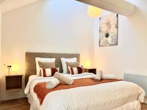 sypialnia z dużym łóżkiem z białymi prześcieradłami i poduszkami w obiekcie Duplex High Standing 7'➤Fontainebleau⎮45'➤Paris + Terrace w mieście Veneux-les-Sablons