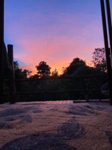 einen Sonnenuntergang von der Terrasse eines Hauses in der Unterkunft Evamayah in Leona Vicario