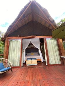 Bett in einem Zelt auf einer Terrasse in der Unterkunft Evamayah in Leona Vicario