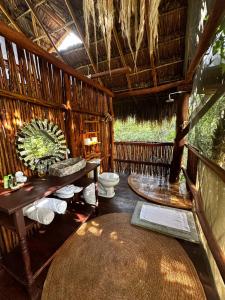 ein Bad mit einem WC, einem Tisch und einem Spiegel in der Unterkunft Evamayah in Leona Vicario