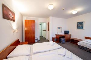Postel nebo postele na pokoji v ubytování Hotel Armales + 18 fotografií