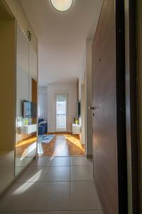 Televízia a/alebo spoločenská miestnosť v ubytovaní NYC Apartman with garage
