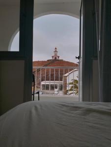 フロンテーラにあるEl Campanario de El Hierroの灯台のある建物が見える寝室