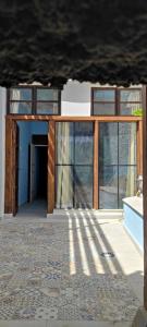 un edificio con puertas de cristal y puerta en La Ballena Gris, en Los Silos