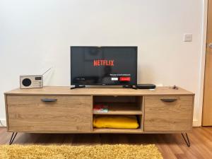 TV a/nebo společenská místnost v ubytování Cosy Cornish Hideaway Hayle