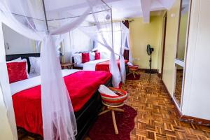 Una cama o camas en una habitación de Teresita Home JKIA